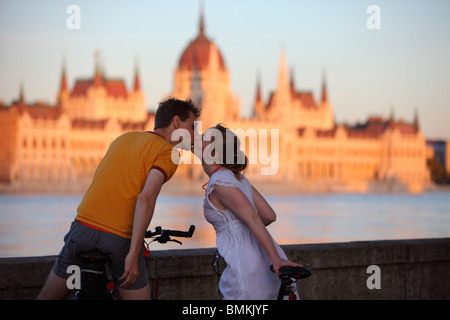 Budapest, Ungheria, coppia romantica e il Parlamento tramonto Foto Stock