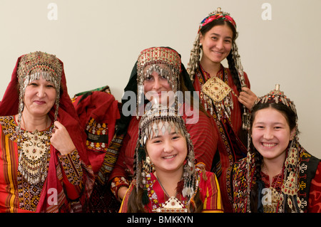 Foto di gruppo della famiglia turkmeno in costume tradizionale, Turkmenistan Foto Stock