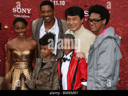 JACKIE CHAN JADEN SMITH TREY SMITH WILLOW SMITH Will Smith Jada Pinkett Smith The Karate Kid - La leggenda continua premiere del film LOS ANGELES CA Foto Stock