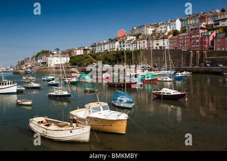 Regno Unito, Inghilterra, Devon, Brixham barche da diporto ormeggiata nel porto di seguito attraenti case sul lungomare Foto Stock