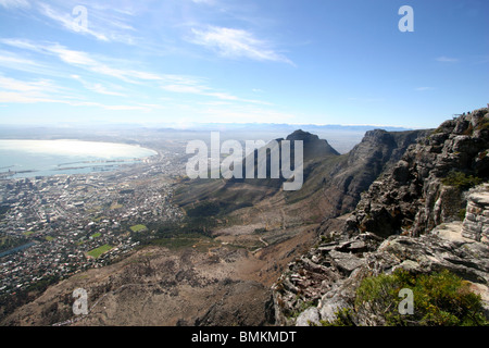 Vista panoramica di Devil's Peak e Cape Town da Table Mountain, Sud Africa. Foto Stock