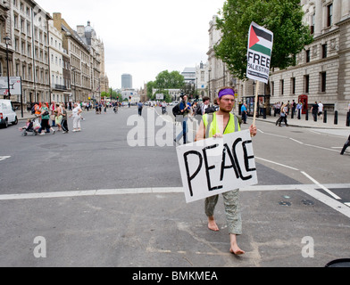 A piedi nudi la pace protestor unendo Free Gaza manifestazione a Whitehall al di fuori di Downing Street, Giugno 2010 Foto Stock