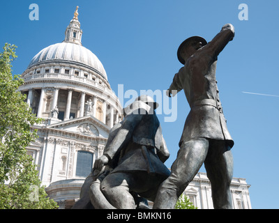 St Pauls Cathedral e vigili del fuoco nazionale memorial Londra architetto Sir Christopher Wren Foto Stock