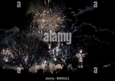 Kissimmee, FL - Jan 2009 - Fuochi d'artificio illuminano il cielo notturno presso il Walt Disney's Epcot Center di Orlando Kissimmee Florida Foto Stock