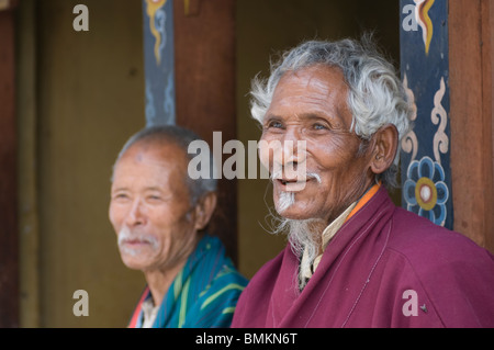 Vecchi monaci buddisti. Chimi Lhakhang. Il Bhutan. Asia. Foto Stock