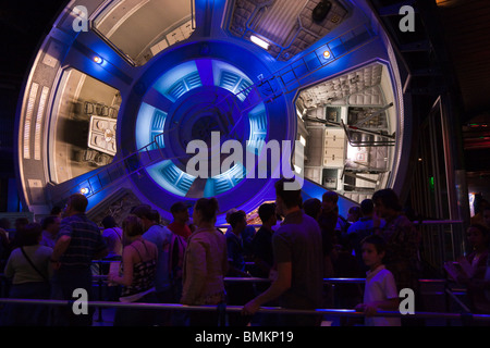 La missione spaziale piloti di attrazione visualizza Modello di nave spaziale in attesa in linea a Epcot Center di Orlando Kissimmee Florida Foto Stock
