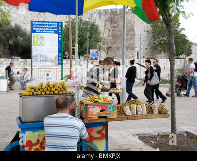 I fornitori al di fuori Porta di Jaffa a Antica città murata di Gerusalemme Foto Stock