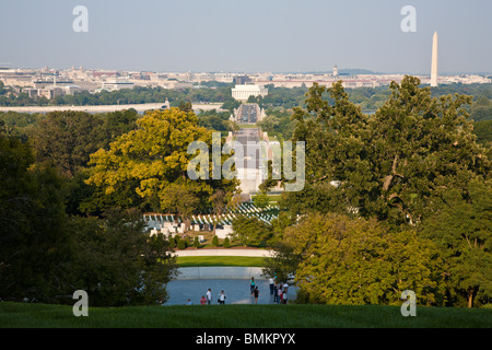 Arlington VA - Settembre 2009 - Vista di Washington DC e dalla cima di una collina nel Cimitero di Arlington ad Arlington in Virginia Foto Stock