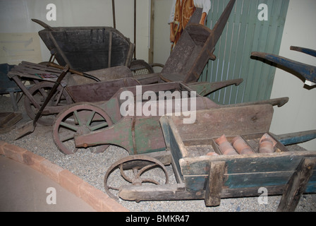 Visualizzazione di una carriola collezione Museo Nazionale del giardinaggio, Trevarno Estate, Cornwall, Regno Unito Foto Stock