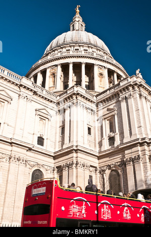 Cattedrale di San Paolo con un rosso London tour bus, visto da sud, Londra, Regno Unito Foto Stock