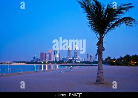 Twilight vista su Dubai da Palm Island Jumeira con il twin copie del Chrysler Building di New York in background. Foto Stock