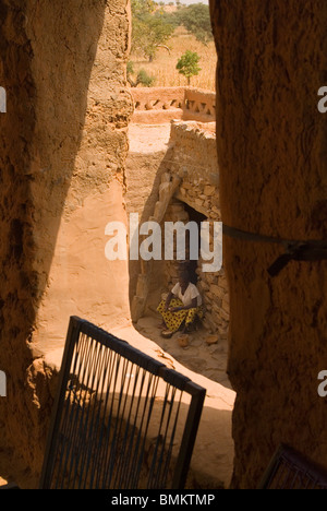 Mali, Africa Occidentale, Idjeli Village. La donna la preparazione di cibi al di fuori di casa sua nel Dogon tribù del villaggio. Foto Stock