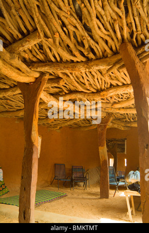 Mali, Africa Occidentale, Idjeli Village. Struttura in legno del tetto di contenimento all'interno di un residence in i Dogon-tribe village. Foto Stock