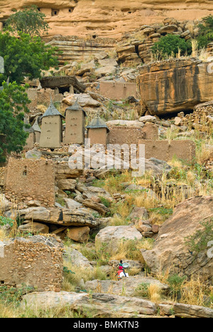 Mali, Africa Occidentale, Ireli Village. La gente camminare fino il sentiero nel Dogon tribù del villaggio. Foto Stock