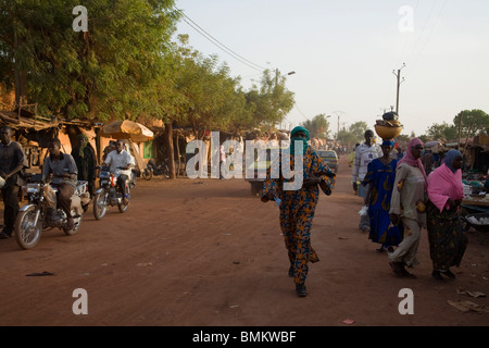 Mali, Mopti. Scena di strada Foto Stock