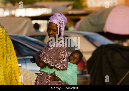 Mali, Mopti. Donna e bambino Foto Stock