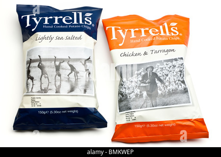 Due 150g grandi borse di Tyrrells aromatizzati cotti a mano potato chips Foto Stock