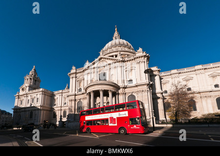 Cattedrale di San Paolo con un rosso London tour bus, visto da sud, Londra, Regno Unito Foto Stock