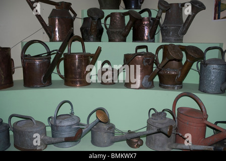 Visualizzazione di un annaffiatoio collezione Museo Nazionale del giardinaggio, Trevarno Estate, Cornwall, Regno Unito Foto Stock