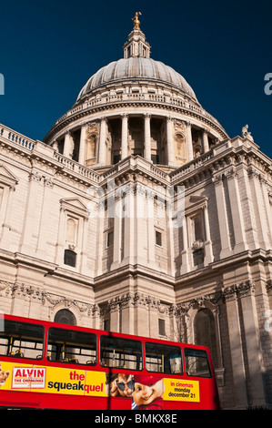 Cattedrale di San Paolo con un rosso London tour bus, visto da sud, Londra, Regno Unito Foto Stock