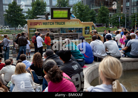 ESPN Match Carrello mostra World Cup Soccer corrisponde parcheggiato sul Columbus Circle e Central Park a sud della città di New York Foto Stock