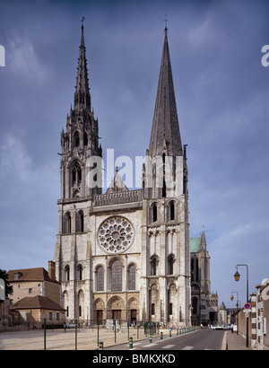 La cattedrale di Chartres di Notre Dame, Francia. Fronte ovest . Per la maggior parte la metà del XII secolo, a nord (sinistra) guglia inizi del XVI secolo. Foto Stock