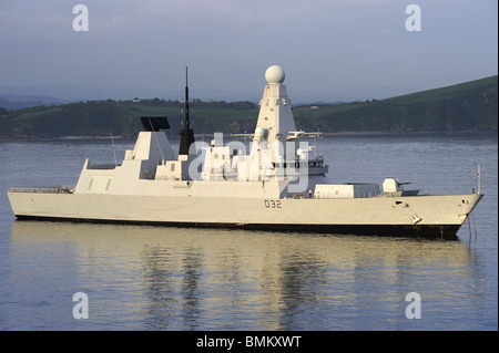 HMS audace, D32, ormeggiata in Plymouth Sound, Devon, Inghilterra Foto Stock