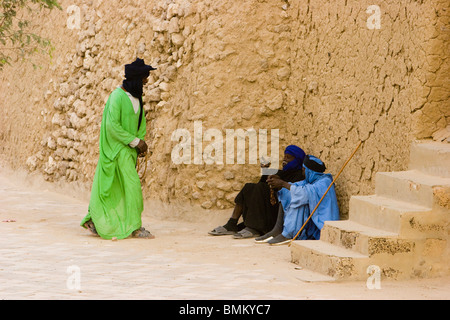 Mali, Timbuctu. Il Tuareg uomini di fronte alla Moschea Djingareyber Foto Stock