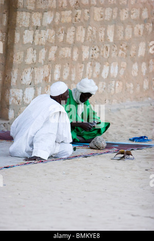 Mali, Timbuctu. Gli uomini seduti accanto alla Moschea di Sankore. Foto Stock