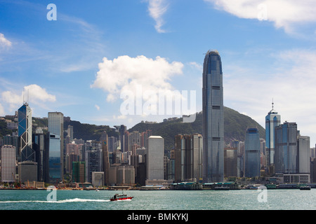 Hong Kong landmark mostra Victoria Harbour contro il cielo blu con Centro Finanziario Internazionale dominano l'immagine. Foto Stock