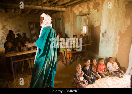 Mali. Il Tuareg insegnante in una scuola primaria Foto Stock