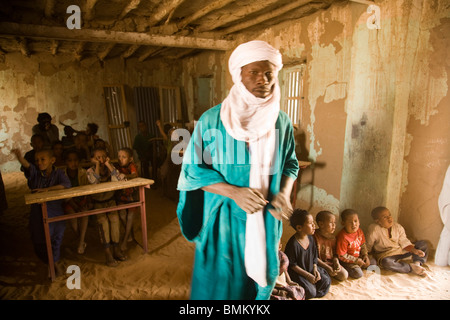 Mali. Il Tuareg insegnante in una scuola primaria Foto Stock