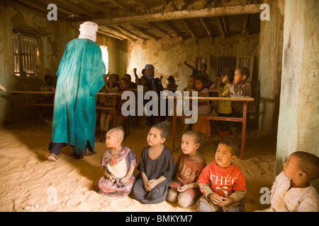 Mali. Il Tuareg insegnante in una scuola primaria Foto Stock