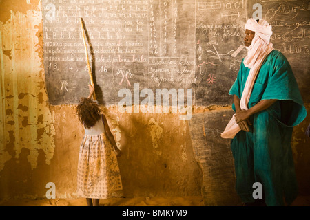 Mali. Insegnante Tuareg e ragazza di fronte a una lavagna di una scuola primaria Foto Stock