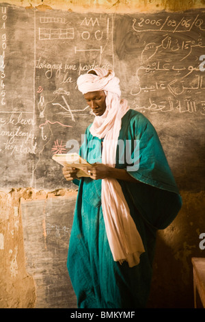 Mali. Il Tuareg insegnante in una scuola primaria Foto Stock