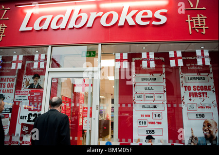 Londra, UK, Chinatown, l'uomo cerca nel negozio di fronte, finestra, gioco d'azzardo cinese SHop, 'Ladbrokes' Foto Stock