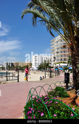 Lungomare Passeig Maritim, Santa Eulària des Riu, Ibiza, Isole Baleari, Spagna Foto Stock