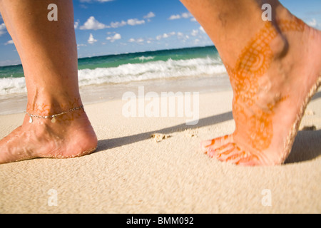 Henna Tattoo piedi sulla spiaggia, Southeastern Maurizio, Africa Foto Stock