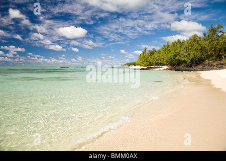 Ile aux Cerf, più popolari giorno di viaggio per i turisti e residenti, estremità est di Mauritius, Africa Foto Stock