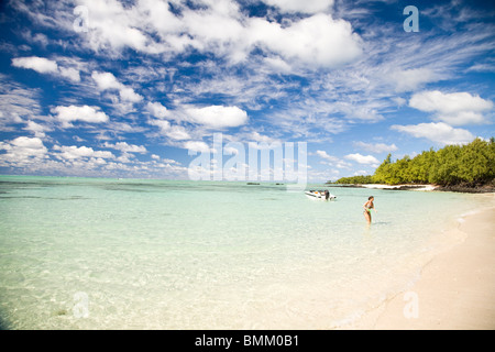 Ile aux Cerf, più popolari giorno di viaggio per i turisti e residenti, estremità est di Mauritius, Africa Foto Stock