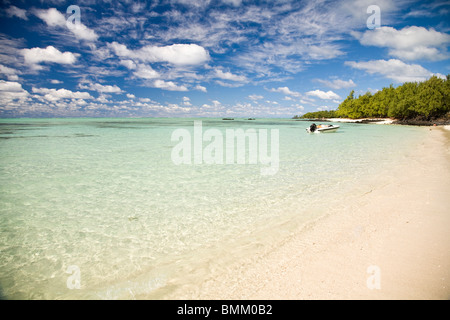 Ile aux Cerf, più popolari giorno di viaggio per i turisti e residenti, estremità est di Mauritius, Africa Foto Stock