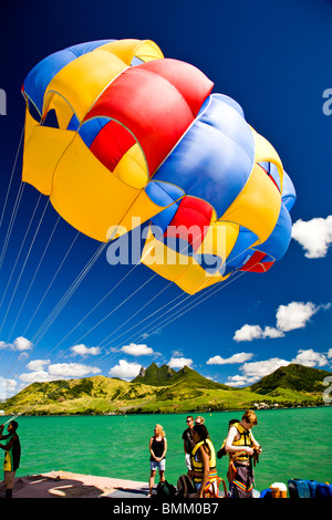 Il parasailing in vista impressionante di Lion montagna nel sud dell'Isola Maurizio, Africa Foto Stock