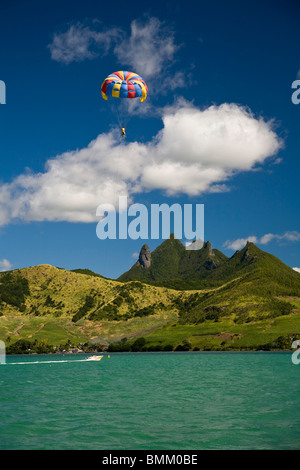 Il parasailing in vista impressionante di Lion montagna nel sud dell'Isola Maurizio, Africa Foto Stock