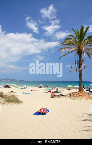 Vista della spiaggia, Platja d'en Bossa, Playa d'en Bossa, Ibiza, Isole Baleari, Spagna Foto Stock