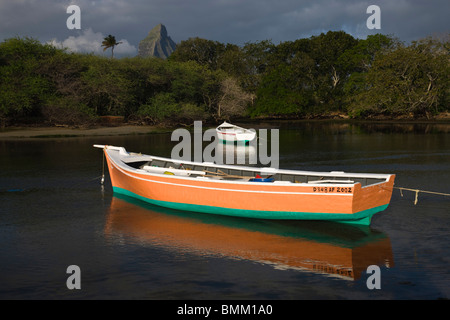 Maurizio, Western Mauritius Tamarin, Montagne du Rempart mountain (el. 777 metri) con barche al tramonto Foto Stock