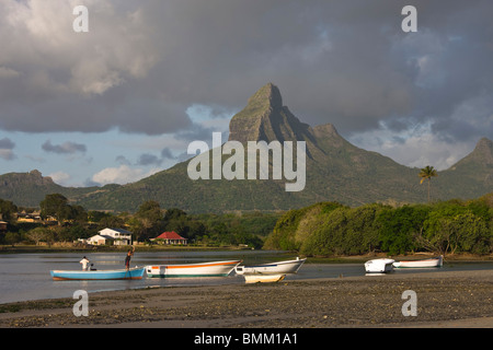 Maurizio, Western Mauritius Tamarin, Montagne du Rempart mountain (el. 777 metri) con barche al tramonto Foto Stock