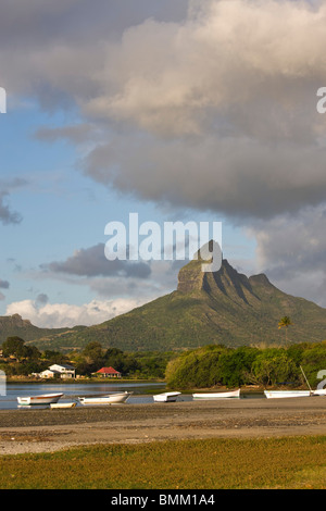 Maurizio, Western Mauritius Tamarin, Montagne du Rempart mountain (el. 777 metri) con barche al tramonto Foto Stock