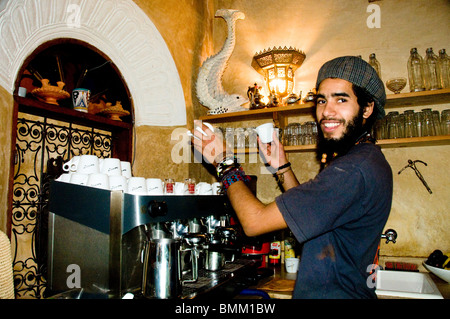 Fez Marocco cameriere fare caffè espresso presso il Cafe orologio nella vecchia medina Foto Stock