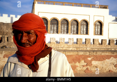 Africa, Marocco, Abdul Kabir sorge lungo vecchie mura della medina nella città costiera di Essaouira al tramonto Foto Stock