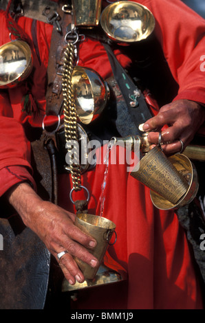 Africa, Marocco, dettaglio del venditore di acqua in ornati in abito tradizionale al posto di Mohammed V di Casablanca centrale Foto Stock